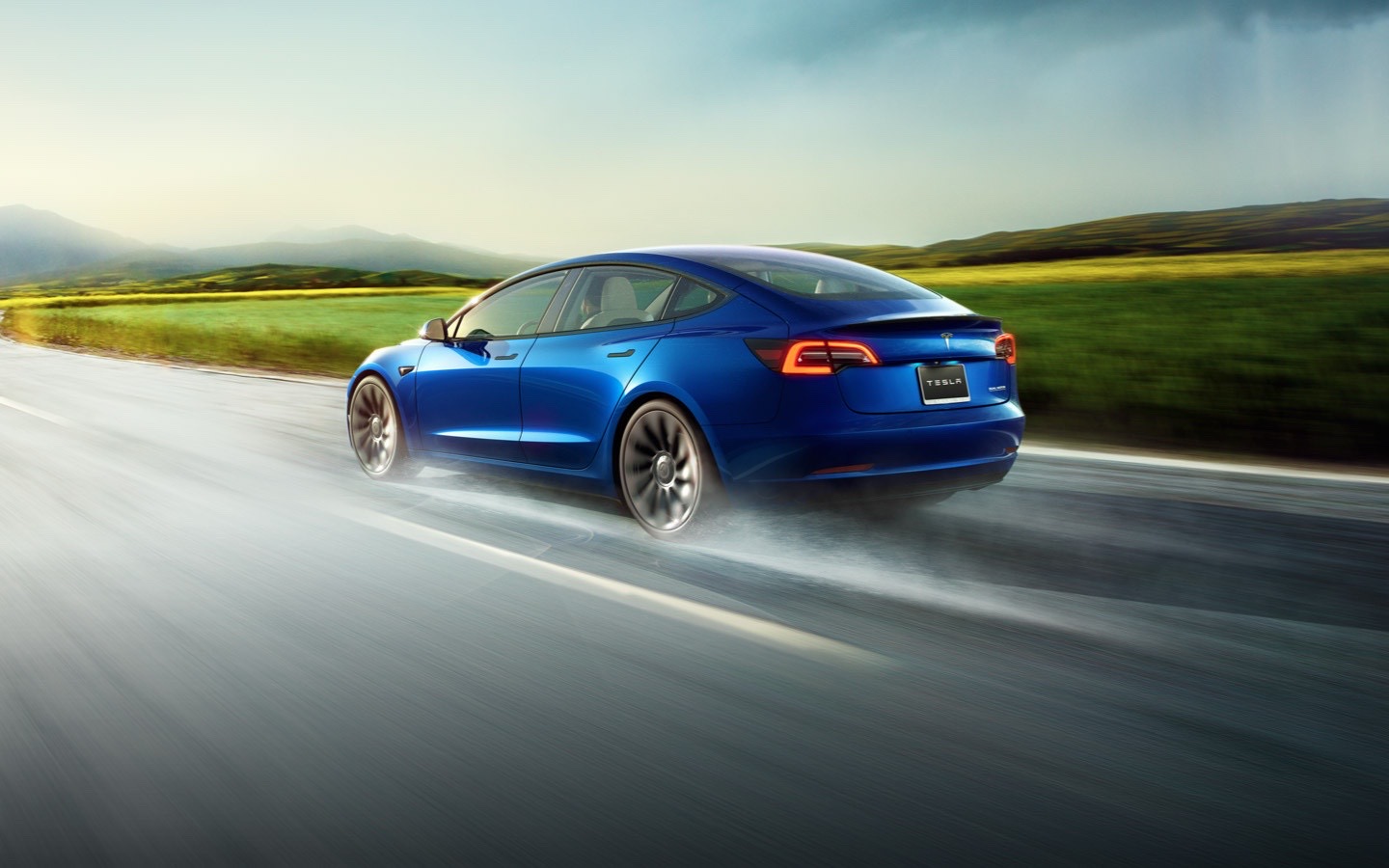 Weißes Tesla Model 3 auf dem Parkplatz der Börde Schule